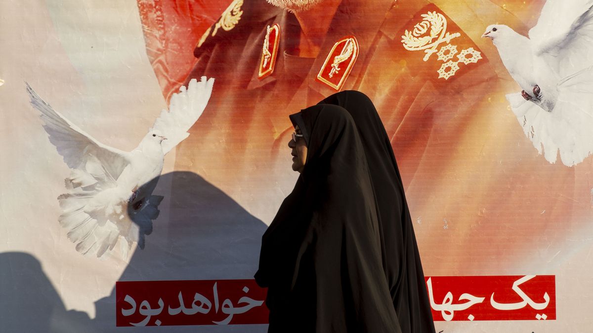 Truchlící a protestující Írán v obrazech